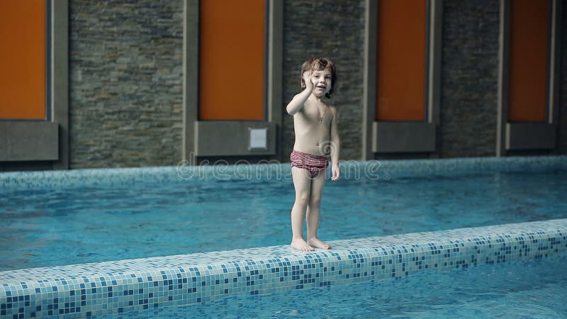 Vater unterrichtet Sohn, im Pool zu schwimmen