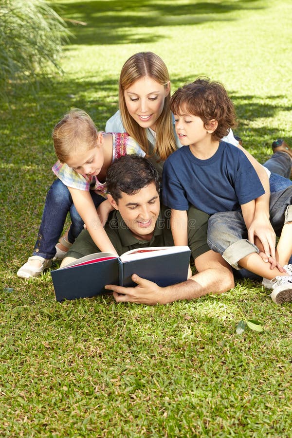 Vaterlesebuch zur Familie lizenzfreies stockfoto Vaterlesebuch zur Familie lizenzfreies stockfoto