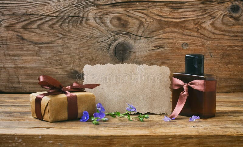 Vatertagskarte, Geschenkbox mit Parfümflasche lizenzfreie stockbilder Vatertagskarte, Geschenkbox mit Parfümflasche lizenzfreie stockbilder