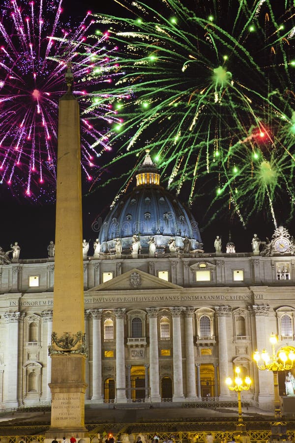 vatican Fogos de artifício comemorativos sobre o quadrado de um St Peter roma Italy imagem de stock vatican Fogos de artifício comemorativos sobre o quadrado de um St Peter roma Italy imagem de stock