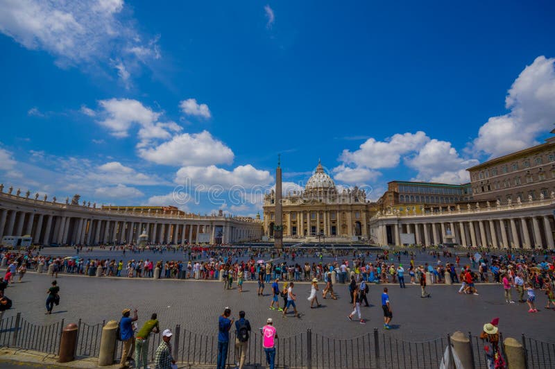 VATICAN, ITALIE - 13 JUIN 2015 : Saint Peter Basilica à Vatican, vue d'un autobus de touristes, extérieur carré avec l'obélisque photographie stock libre de droits VATICAN, ITALIE - 13 JUIN 2015 : Saint Peter Basilica à Vatican, vue d'un autobus de touristes, extérieur carré avec l'obélisque photographie stock libre de droits