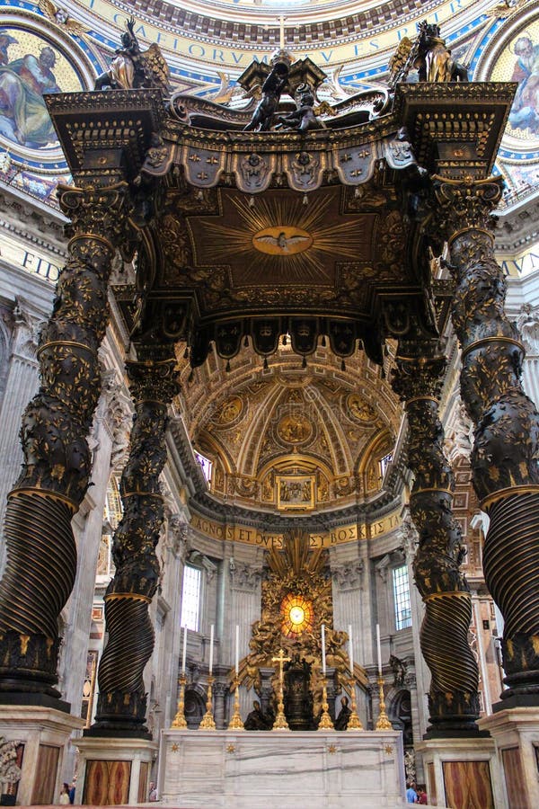 VATICANEN - SEPTEMBER 25: Inre av helgonet Peters Basilica royaltyfri fotografi VATICANEN - SEPTEMBER 25: Inre av helgonet Peters Basilica royaltyfri fotografi