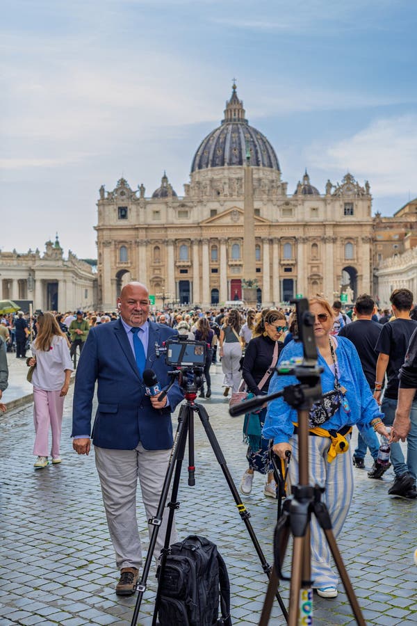 Vaticano 23 abril 2025 : Jornalista prepara transmissão ao vivo da Praça St Peters durante despedida para o Papa Francisco fotografia de stock royalty free