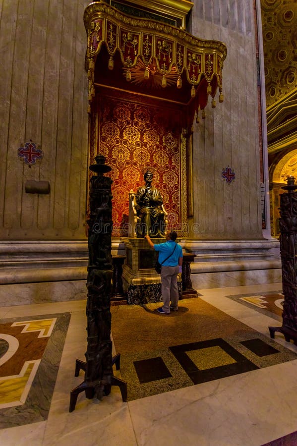 VATICANO, ITÁLIA - 13 DE JUNHO DE 2015: Estátua de St Peter do apóstolo dentro da basílica de St Peter em Vaticano imagem de stock VATICANO, ITÁLIA - 13 DE JUNHO DE 2015: Estátua de St Peter do apóstolo dentro da basílica de St Peter em Vaticano imagem de stock