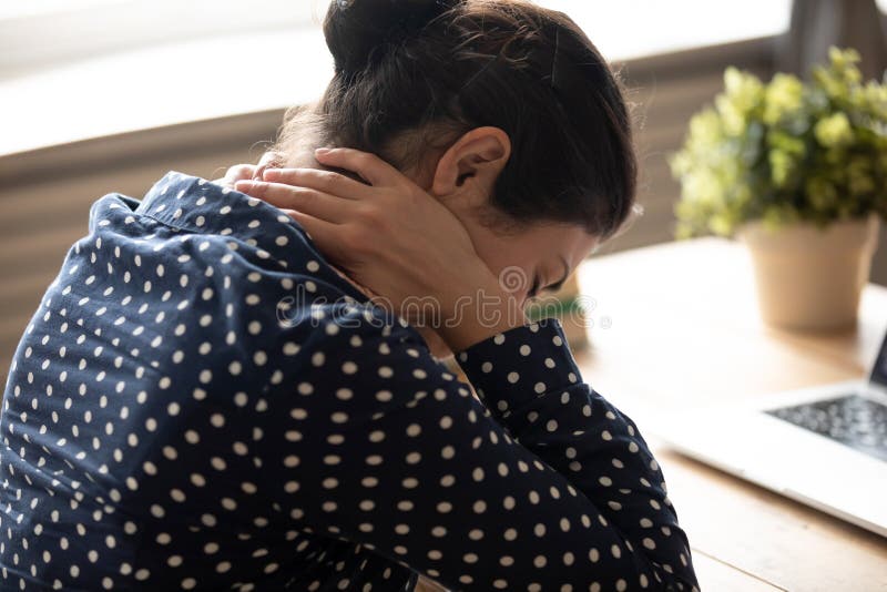 Vatigde indiase vrouw voelt nekpijn moe van computerwerk