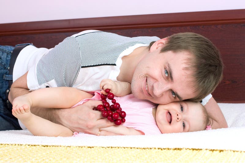Vatispiele mit babygirl stockbild Vatispiele mit babygirl stockbild