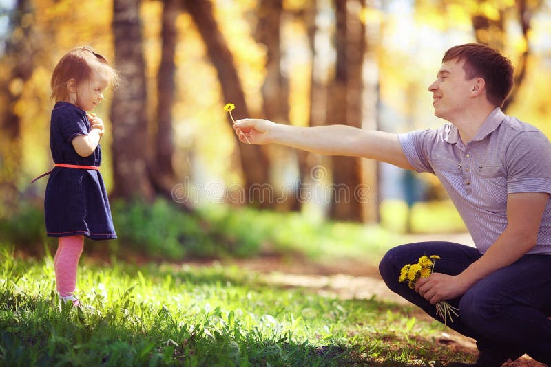Vatispiele mit Tochter im Sommerpark lizenzfreies stockbild Vatispiele mit Tochter im Sommerpark lizenzfreies stockbild