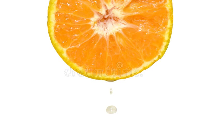 Vatten som tappar på orange halvt snitt för tangerin i vit bakgrund royaltyfri fotografi Vatten som tappar på orange halvt snitt för tangerin i vit bakgrund royaltyfri fotografi