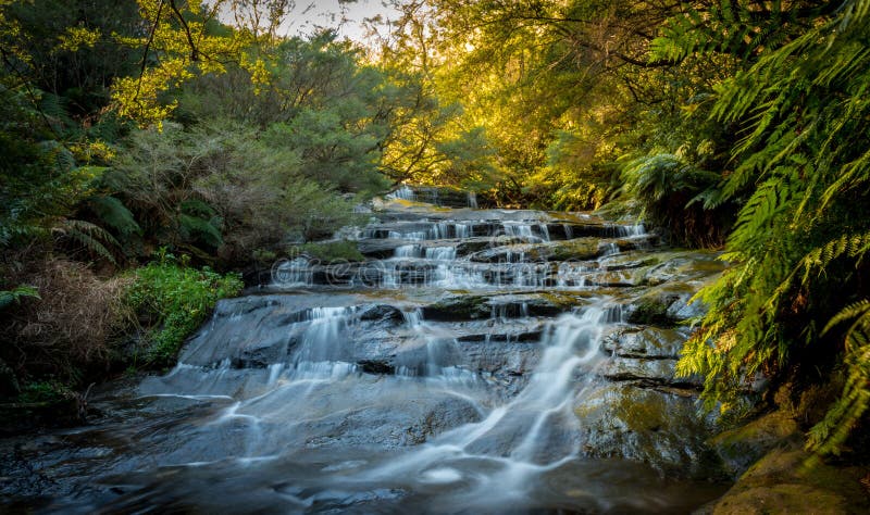 Vattenfall i blå bergnationalpark arkivbild Vattenfall i blå bergnationalpark arkivbild