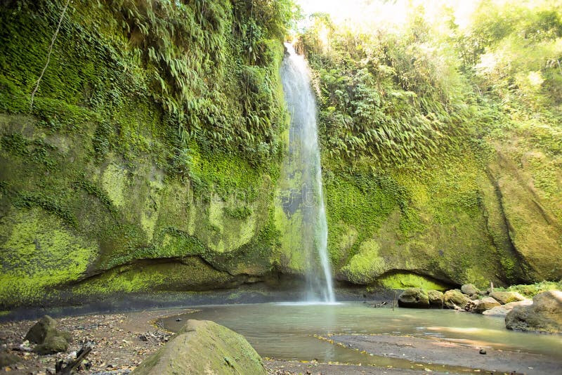 Vattenfall nära Manado, Sulawesi, Indonesien royaltyfria foton Vattenfall nära Manado, Sulawesi, Indonesien royaltyfria foton