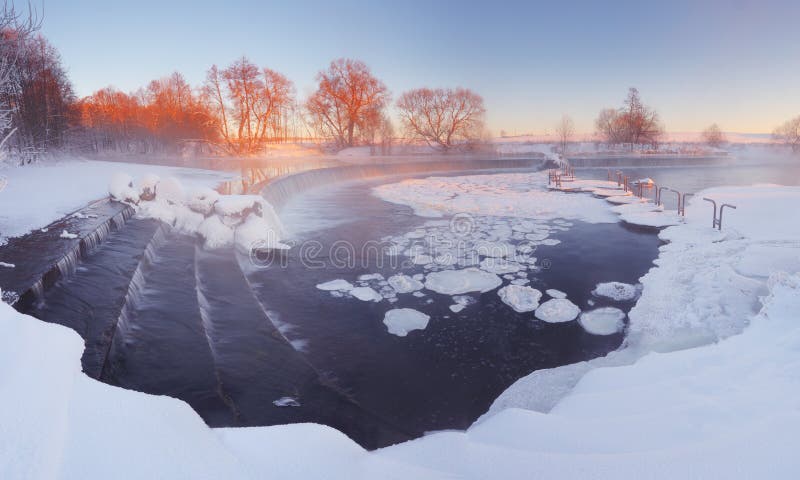 Vattenfallet parkerar in i vinter arkivbild Vattenfallet parkerar in i vinter arkivbild