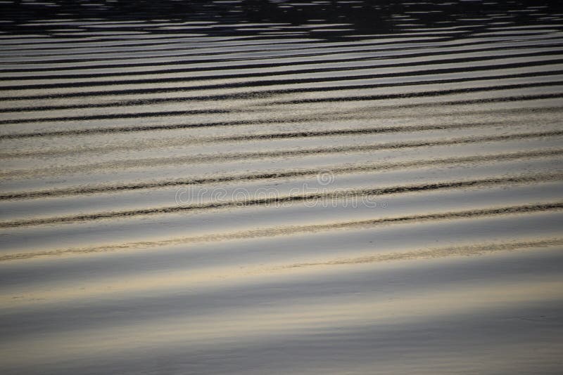Vattenkrusningar under solnedgång arkivbilder Vattenkrusningar under solnedgång arkivbilder