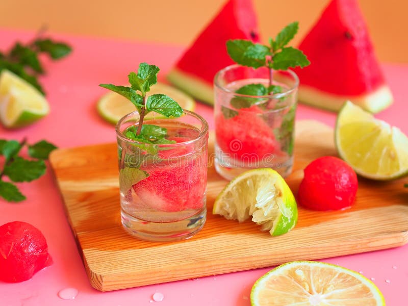 Vattenmeloncoctail med limefrukt och mintkaramellen arkivbild Vattenmeloncoctail med limefrukt och mintkaramellen arkivbild