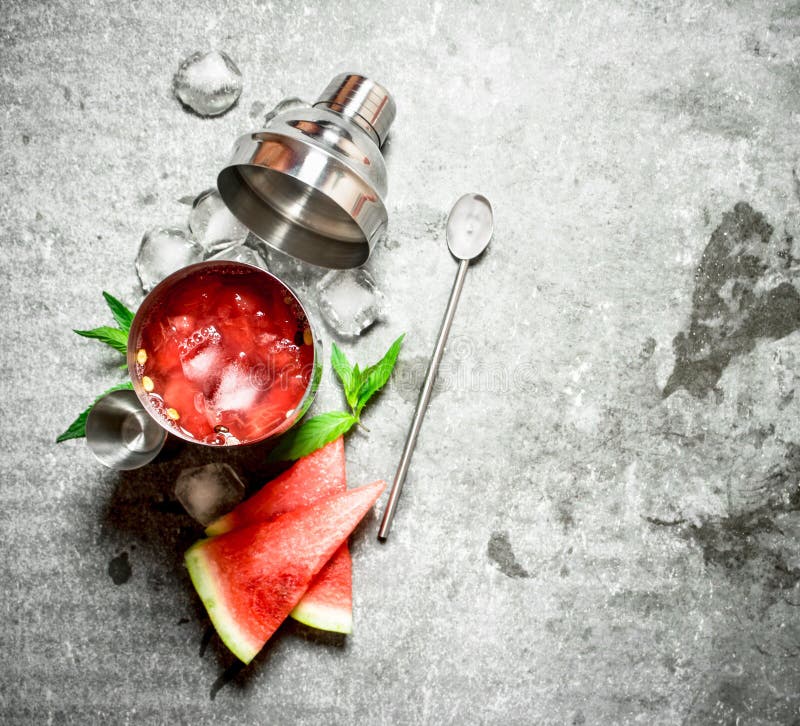 Vattenmeloncoctail med mintkaramellen och is i en shaker arkivfoto Vattenmeloncoctail med mintkaramellen och is i en shaker arkivfoto