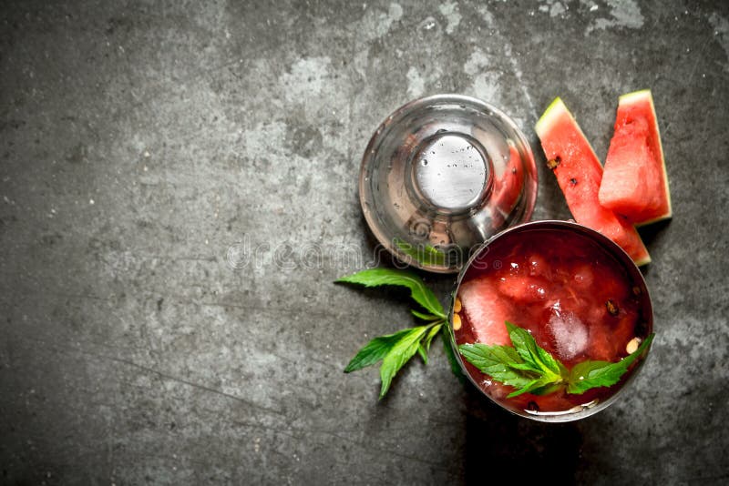 Vattenmeloncoctail med mintkaramellen och is i en shaker arkivfoto Vattenmeloncoctail med mintkaramellen och is i en shaker arkivfoto