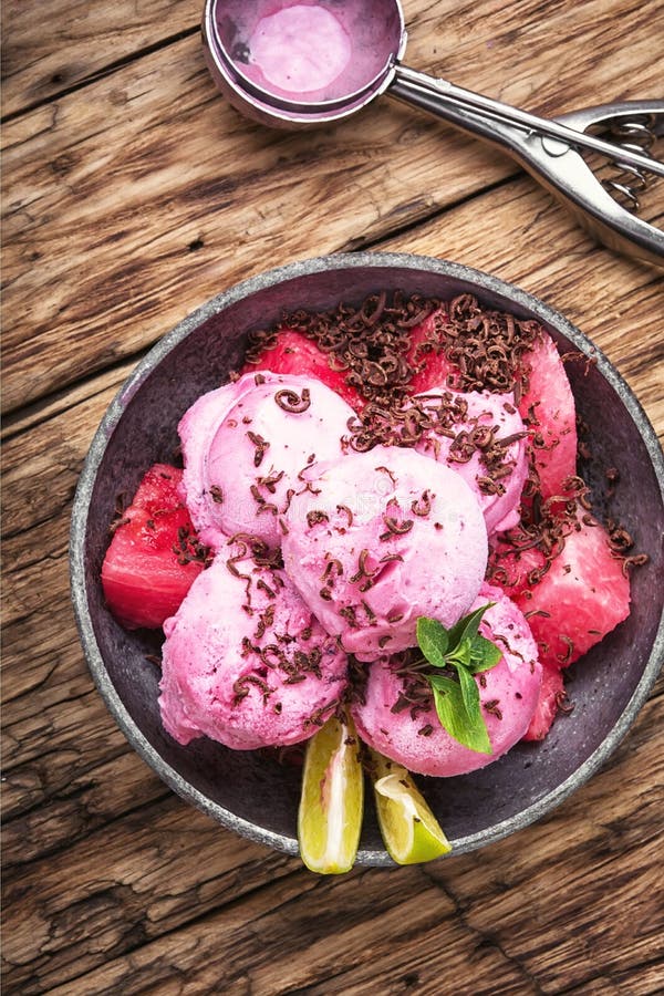 Glass med vattenmelon arkivfoto. Bild av delningar, saftigt 97043224