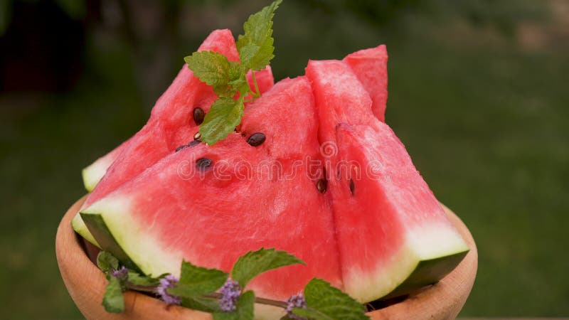 Vattenmelonskivor på träplattan roterar