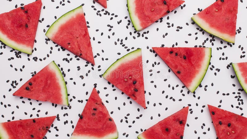 Vattenmelonskivor på vit yta med melonfrön