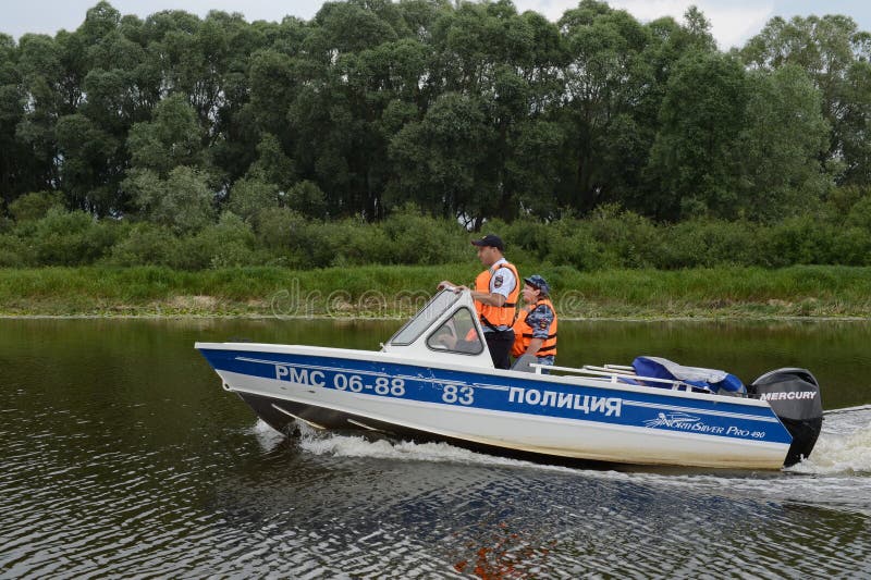 Vattenpolisen patrullerar patruller den Oka floden royaltyfria bilder Vattenpolisen patrullerar patruller den Oka floden royaltyfria bilder