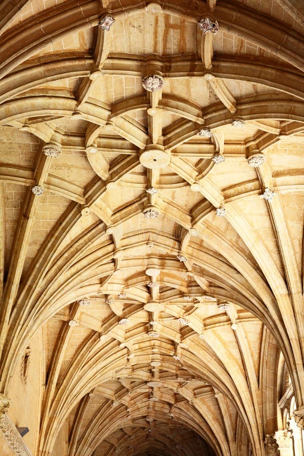 Vaulting gotico in un vecchio tempio fotografia stock