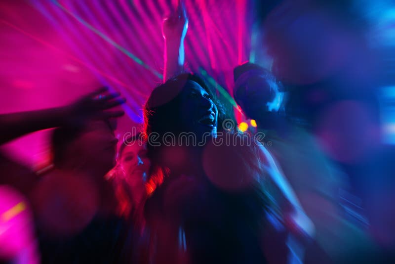 Vaya de fiesta a la gente que baila en disco o club de noche imagen de archivo Vaya de fiesta a la gente que baila en disco o club de noche imagen de archivo