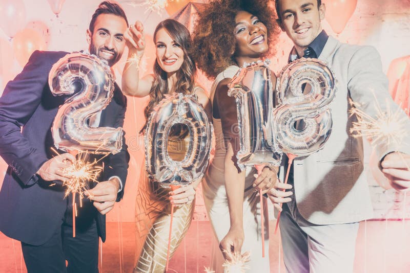 Vaya de fiesta las mujeres y a los hombres de la gente que celebran la Noche Vieja 2018 foto de archivo Vaya de fiesta las mujeres y a los hombres de la gente que celebran la Noche Vieja 2018 foto de archivo