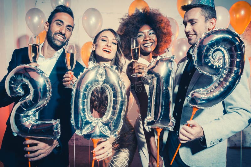 Vaya de fiesta las mujeres y a los hombres de la gente que celebran la Noche Vieja 2019 fotografía de archivo libre de regalías Vaya de fiesta las mujeres y a los hombres de la gente que celebran la Noche Vieja 2019 fotografía de archivo libre de regalías