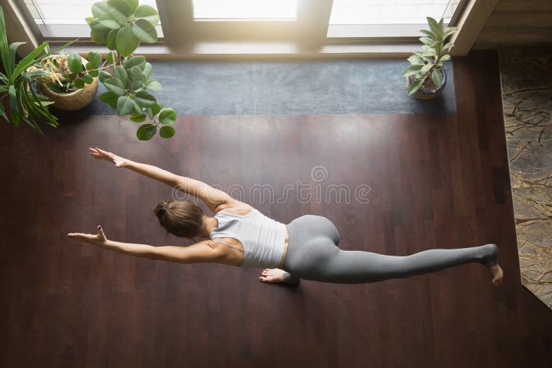 Vea desde arriba de actitud de la yoga del virabhadrasana 3 foto de archivo Vea desde arriba de actitud de la yoga del virabhadrasana 3 foto de archivo