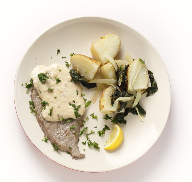 Veau avec les pommes de terre et le cardon d'en haut photographie stock libre de droits Veau avec les pommes de terre et le cardon d'en haut photographie stock libre de droits