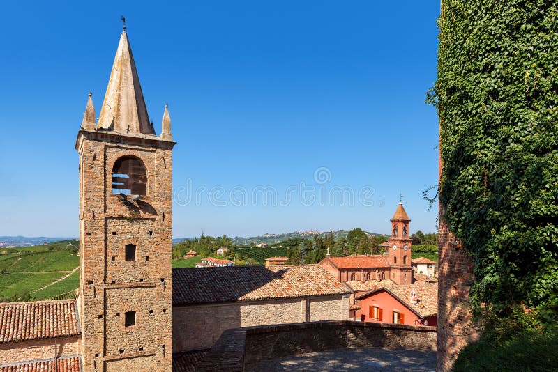 Vecchi case e campanili in piccola città italiana fotografie stock libere da diritti Vecchi case e campanili in piccola città italiana fotografie stock libere da diritti