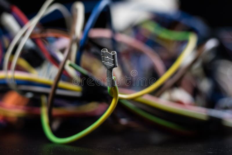 Vecchi cavi impigliati, elettronica e vecchi connettori di cavo sulla a fotografia stock Vecchi cavi impigliati, elettronica e vecchi connettori di cavo sulla a fotografia stock