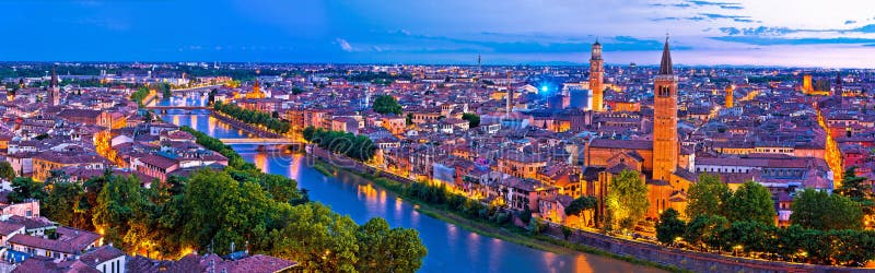 Vecchi città di Verona vista aerea panoramica e fiume di Adige alla sera immagini stock libere da diritti Vecchi città di Verona vista aerea panoramica e fiume di Adige alla sera immagini stock libere da diritti
