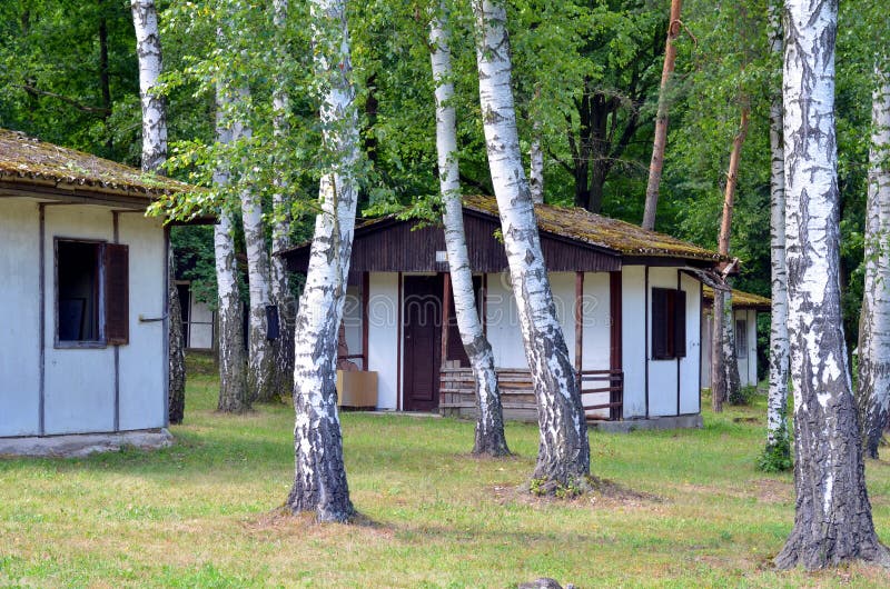 Vecchi cottage stagionati in natura fotografie stock libere da diritti Vecchi cottage stagionati in natura fotografie stock libere da diritti