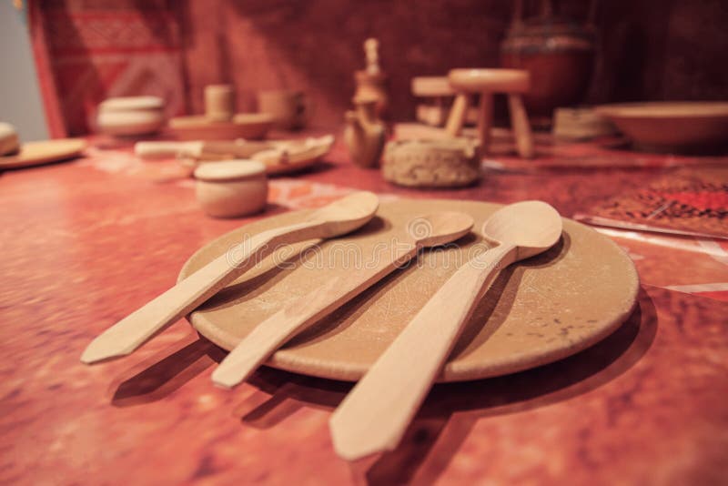 Vecchi cucchiai di legno d'annata di miscelazione ed altri utensili da cucina immagini stock libere da diritti Vecchi cucchiai di legno d'annata di miscelazione ed altri utensili da cucina immagini stock libere da diritti