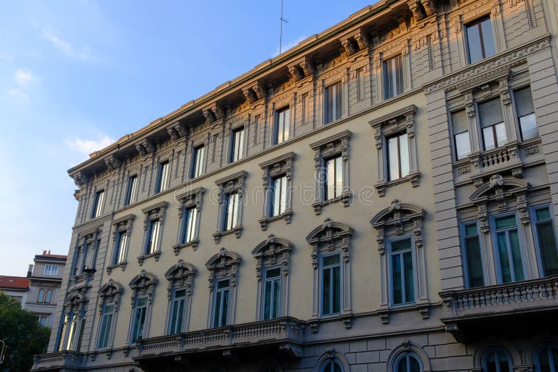 Vecchi edifici residenziali lungo Via Guido d'Arezzo a Milano, Italia immagini stock