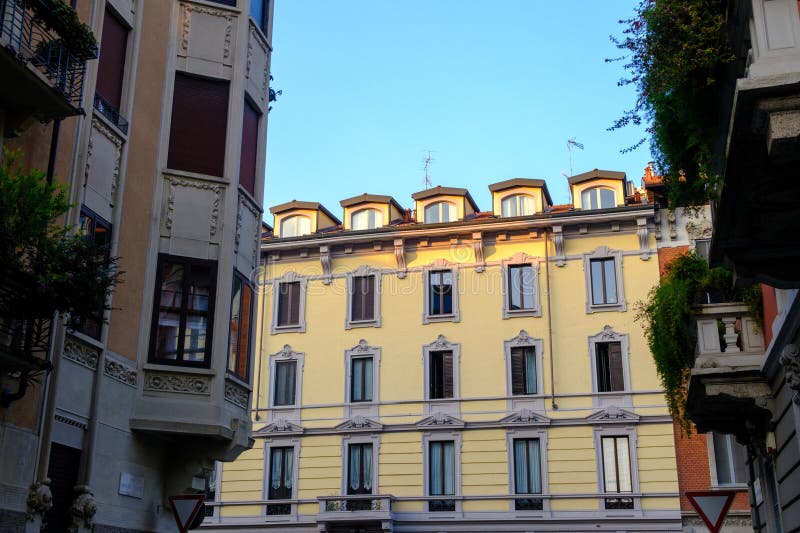 Vecchi edifici residenziali lungo Via Guido d'Arezzo a Milano, Italia fotografia stock