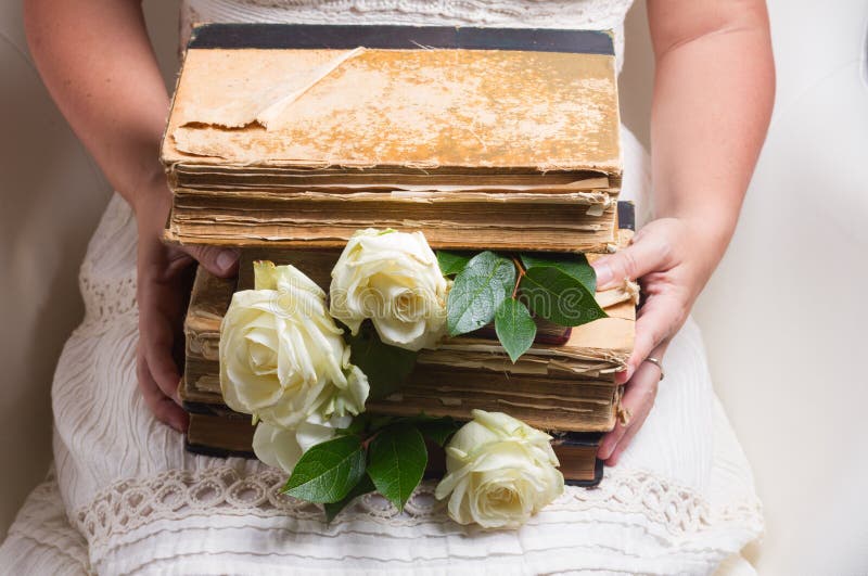 Vecchi libri con i fiori fotografia stock libera da diritti Vecchi libri con i fiori fotografia stock libera da diritti