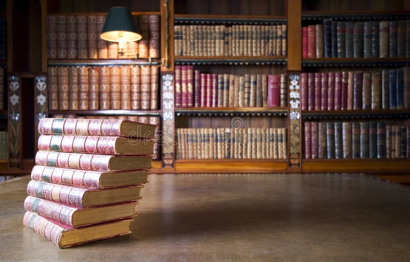 Vecchi libri in biblioteche classiche fotografie stock