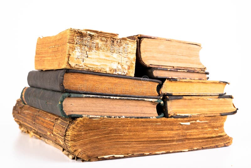 Vecchi libri polverosi su una contropunta Elementi della libreria in associazioni precedenti immagine stock