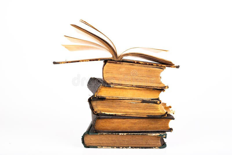 Vecchi libri polverosi su una contropunta Elementi della libreria in associazioni precedenti fotografia stock libera da diritti