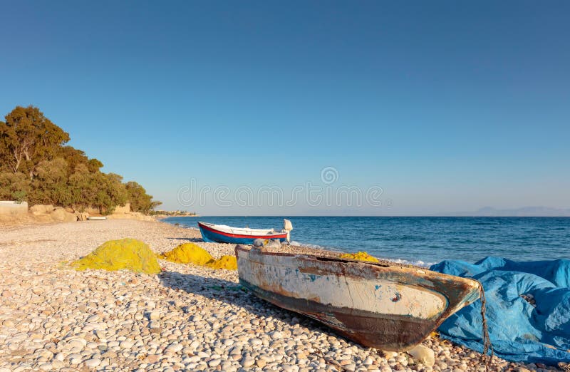 Vecchi pescherecci su una spiaggia del mar Mediterraneo fotografia stock libera da diritti Vecchi pescherecci su una spiaggia del mar Mediterraneo fotografia stock libera da diritti