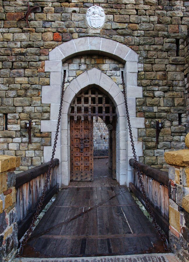 Vecchi portello e drawbridge del castello immagine stock libera da diritti Vecchi portello e drawbridge del castello immagine stock libera da diritti