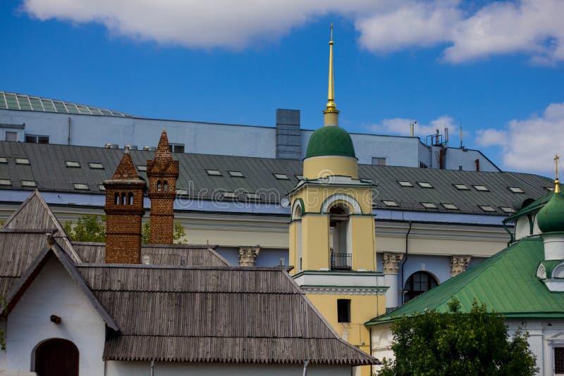 Vecchi tetti di legno delle costruzioni a Mosca Posti storici in Russia Costruzioni di legno nella città moderna fotografia stock libera da diritti Vecchi tetti di legno delle costruzioni a Mosca Posti storici in Russia Costruzioni di legno nella città moderna fotografia stock libera da diritti