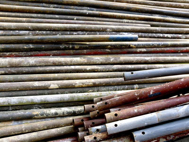 Vecchi tubi arrugginiti per l'impalcatura di costruzione immagini stock libere da diritti Vecchi tubi arrugginiti per l'impalcatura di costruzione immagini stock libere da diritti