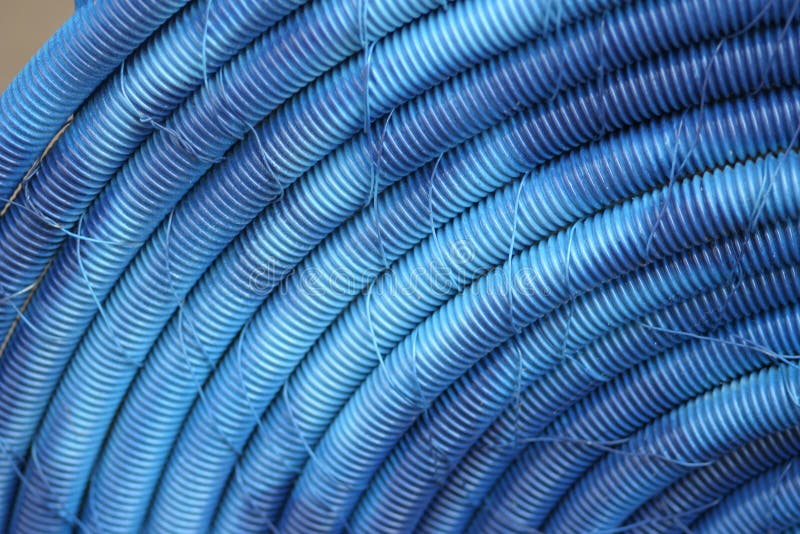 Vecchi tubi flessibili di plastica blu fotografia stock libera da diritti Vecchi tubi flessibili di plastica blu fotografia stock libera da diritti