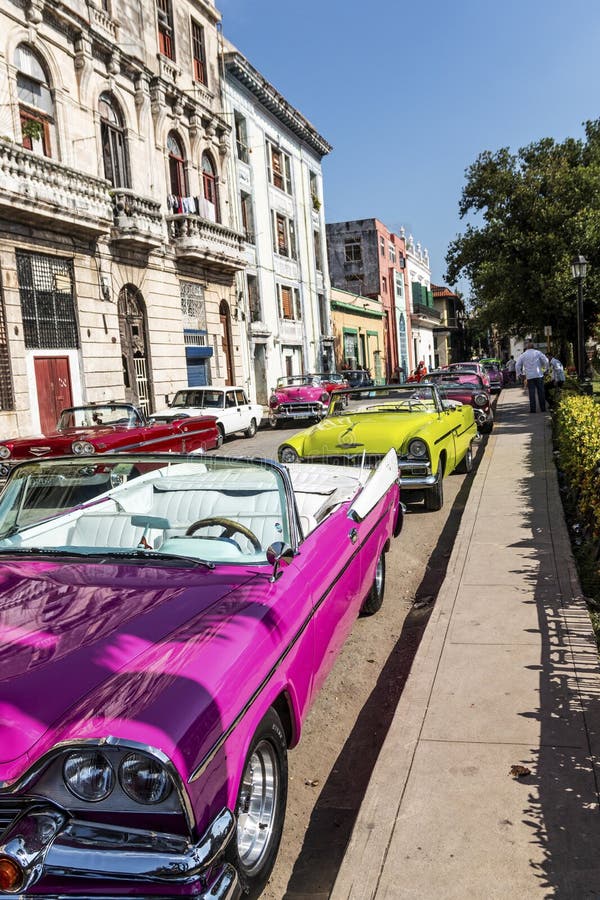 Vecchi variopinti parcheggio su una via in Havana Cuba fotografia stock libera da diritti Vecchi variopinti parcheggio su una via in Havana Cuba fotografia stock libera da diritti