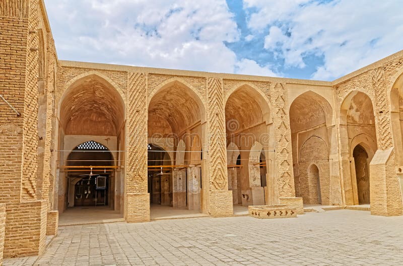 Vecchia architettura della moschea di Nain. NAIN, IRAN - 6 MAGGIO 2015: Galleria in cortile interno di vecchia moschea una di Jame di più vecchia moschea nell'Iran