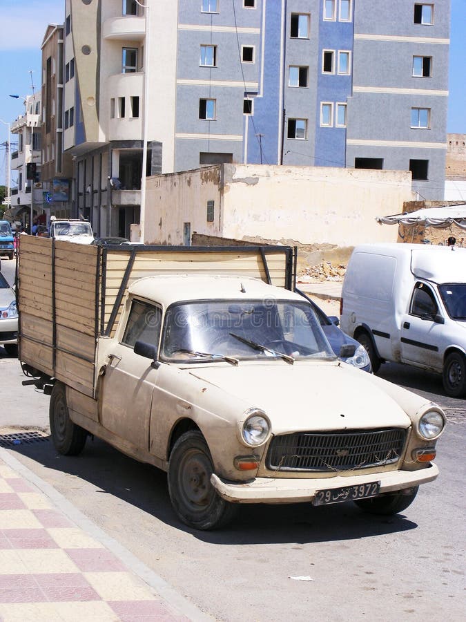 Vecchia automobile francese in Monastir, Tunisia fotografia stock Vecchia automobile francese in Monastir, Tunisia fotografia stock
