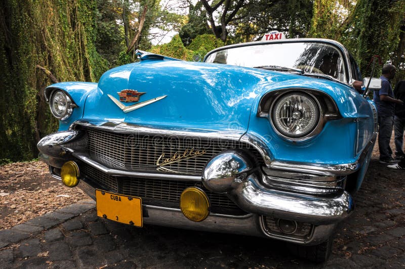 Vecchia automobile sulla via in Havana Cuba immagini stock libere da diritti