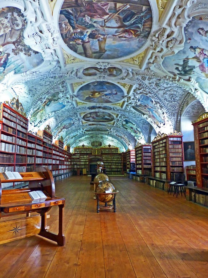 Antica Biblioteca del Monasterio di Strahov a Praga fotografia stock libera da diritti